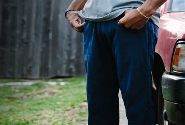 जब अधिकारी ने खोल दी अपनी विदाई समारोह में पैंट, फिर क्या हुआ जानें?