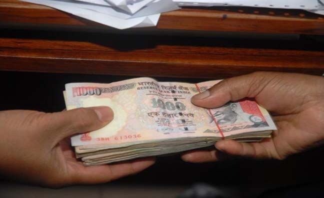 घूस लेते निगरानी अधिकारी के हत्थे चढ़ा पुपरी के बीडीओ घूस लेते निगरानी अधिकारी के हत्थे चढ़ा पुपरी के बीडीओ