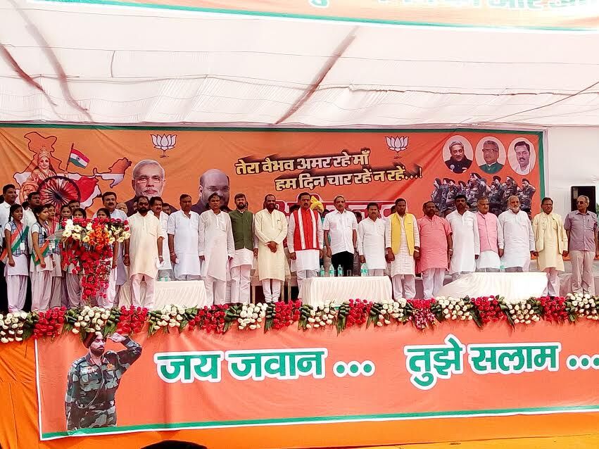 लोग कहते है कि रक्षामन्त्री सीधे है वक्त आने पर में बहुत टेड़ा हूँ - मनोहर पर्रीकर लोग कहते है कि रक्षामन्त्री सीधे है वक्त आने पर में बहुत टेड़ा हूँ - मनोहर पर्रीकर