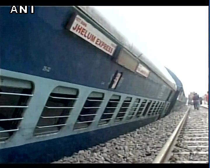 पंजाब में झेलम एक्सप्रेस उतरी पटरी से, 4 घायल