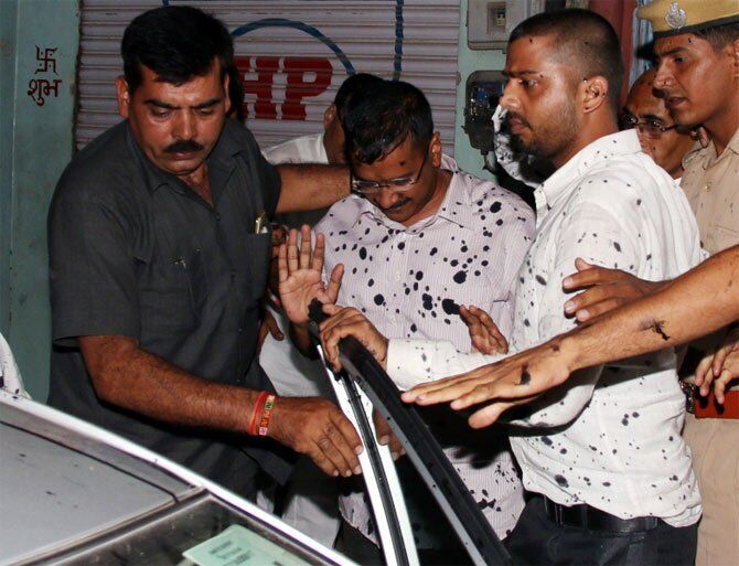 बीकानेर में केजरीवाल पर फैंकी स्याही, पुलिस ने किया लाठीचार्ज