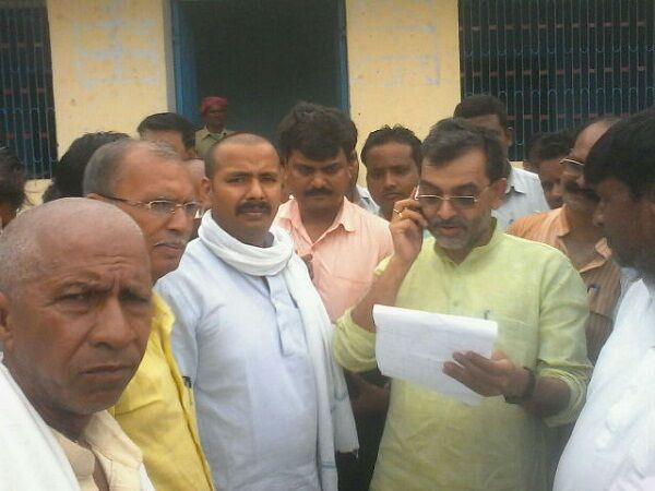 मार्निंग वॉक करते स्कूल पहुंचे केंद्रीय मंत्री, बच्चें उपस्थित शिक्षक नदारद