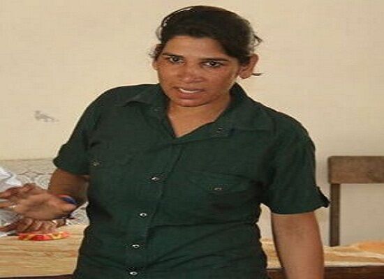 यहाँ देशी कट्टे की नोक पर सीनियर्स लड़की करती हैं गुंडागर्दी, फाड़ती हैं जूनियर के कपड़े