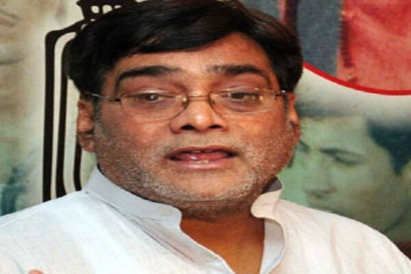 केंद्रीय मंत्री के एस्कॉर्ट गाड़ी की टक्कर से युवक की मौत, ग्रामीणों ने गाड़ी में आग लगाने का किया प्रयास केंद्रीय मंत्री के एस्कॉर्ट गाड़ी की टक्कर से युवक की मौत, ग्रामीणों ने गाड़ी में आग लगाने का किया प्रयास