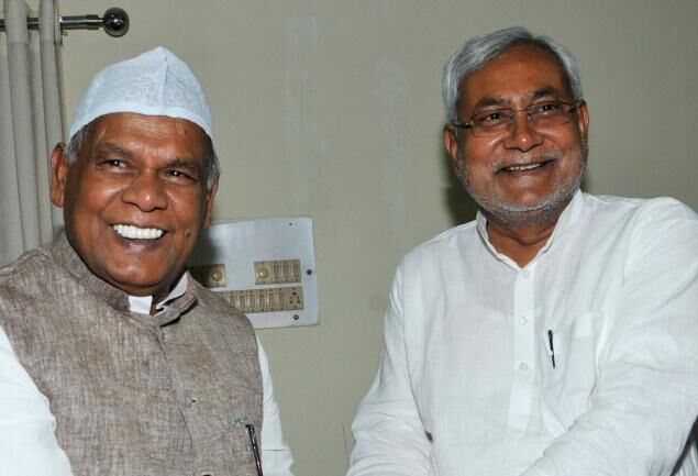 देखिये सोलह महीने बाद नीतीश और मांझी की गुफ्तगू देखिये सोलह महीने बाद नीतीश और मांझी की गुफ्तगू