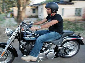 देखे धोनी ने कैसे रांची में बाइक पर लिया बारिश का मजा