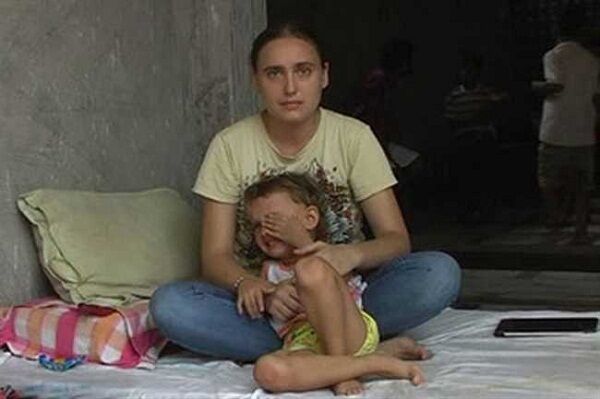 विदेशी बहू ने ससुराल के खिलाफ चौखट पर दिया धरना, जानें क्या है माजरा विदेशी बहू ने ससुराल के खिलाफ चौखट पर दिया धरना, जानें क्या है माजरा