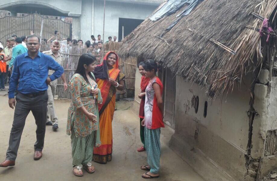 हर्षउत्सव कार्यक्रम के दौरान गाँव के लोगों के बीच बीता वक़्त