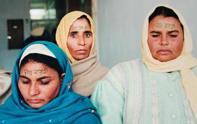 पुलिसवालों ने चार महिलाओं के माथे पर गुदवाया जेबकतरी