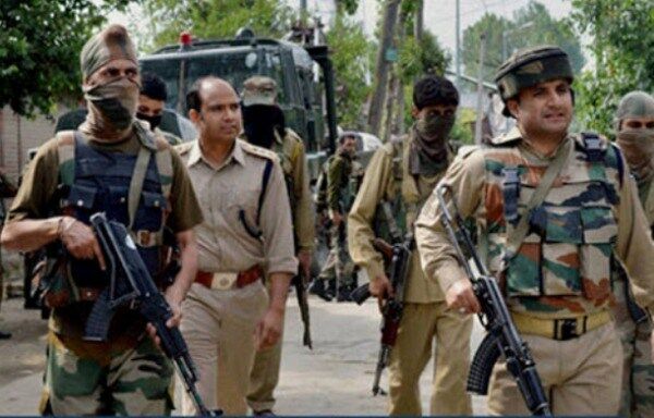 जम्मू कश्मीर: तुमलाहाल गांव पर आतंकी हमला, पुलिसवालों से छीने SLR