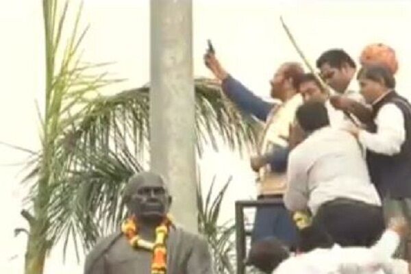 वल्लभ भाई पटेल की मूर्ति पर डीजी वंजारा ने चढ़ाई पिस्तौल की माला, बढ़ा विवाद