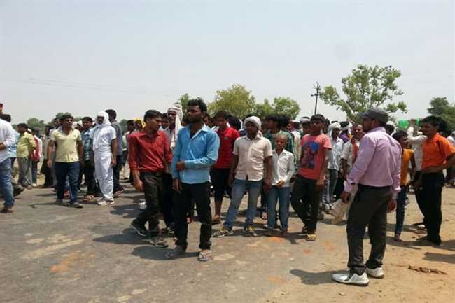 इलाहाबाद में बवाल: पथराव में आइपीएस सहित एक दर्जन पुलिसकर्मी घायल