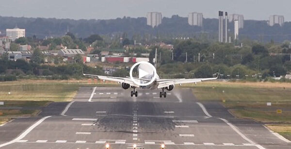 VIDEO: लैंडिंग के वक्त टेढ़ा हो गया प्लेन, थम गई देखने वालों की भी सांसे