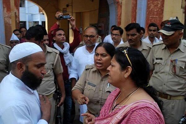 नमाज के दौरान बरेलवी-देवबंदी के बीच मारपीट, फोर्स तैनात नमाज के दौरान बरेलवी-देवबंदी के बीच मारपीट, फोर्स तैनात