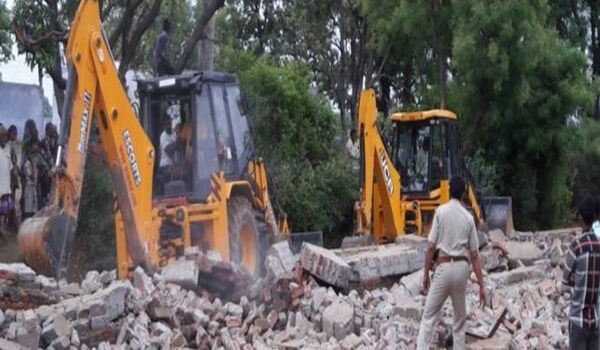 कोल्ड स्टोर की दीवार गिरने से महिला समेत 4 मजदूरों की मौत कोल्ड स्टोर की दीवार गिरने से महिला समेत 4 मजदूरों की मौत