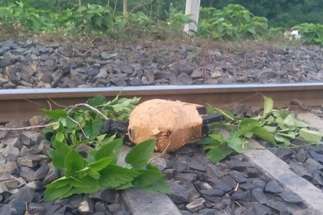 बिहार के घोड़ासहन रेलवे स्टेशन के ट्रैक पर मिला बम