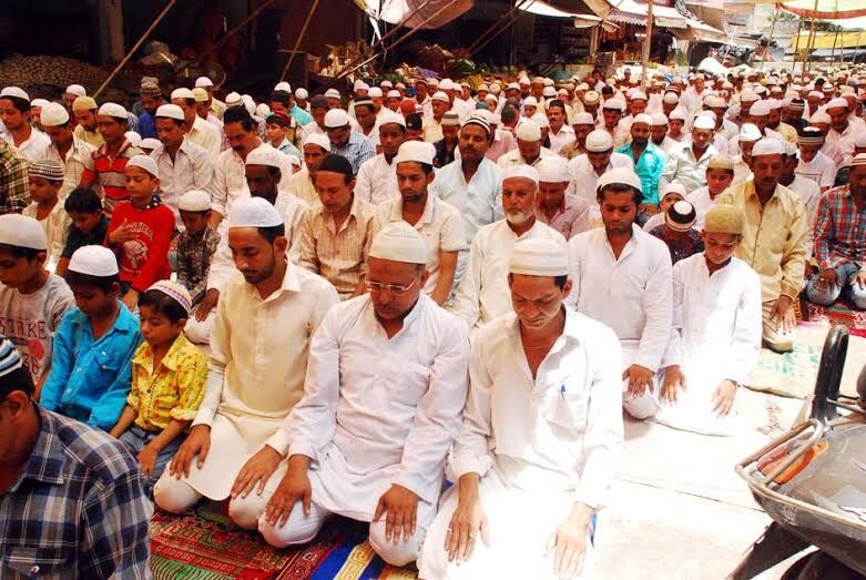 अकीकतमंदों ने नमाज अता कर देश में अमन व चैन की दुआएं मांगी अकीकतमंदों ने नमाज अता कर देश में अमन व चैन की दुआएं मांगी