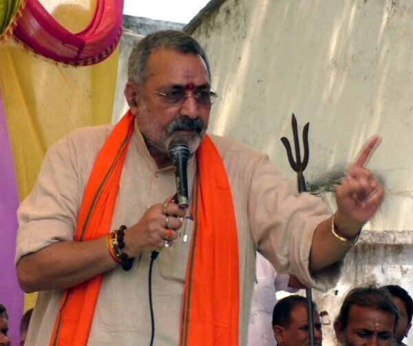 मंत्री गिरिराज बोले पीएम का सीना 56 नहीं 66 इंची, पीएम ने दवा बना ली है पाक को देते ही .. मंत्री गिरिराज बोले पीएम का सीना 56 नहीं 66 इंची, पीएम ने दवा बना ली है पाक को देते ही ..