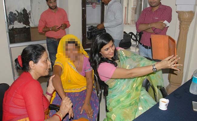 दुष्कर्म पीड़िता के साथ महिला आयोग सदस्य ने ली सेल्फी, फोटो वायरल होने पर विवाद दुष्कर्म पीड़िता के साथ महिला आयोग सदस्य ने ली सेल्फी, फोटो वायरल होने पर विवाद