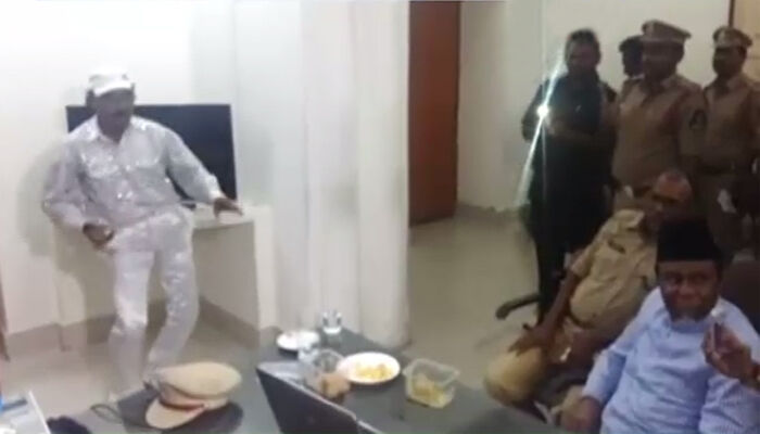 वीडियो: क्या आपने देखा DCP दफ्तर में ठग डिस्‍को बाबा का डिस्को डांस