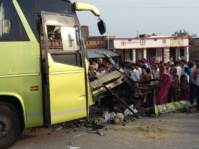 बिहार: खड़े ट्रक से बस टकराई तीन की मौत