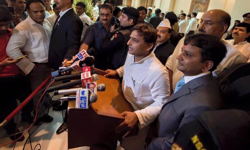 हम हर समय चुनाव के लिए तैयार है चुनकर फिर समाजवादी सरकार बनायेगें - अखिलेश हम हर समय चुनाव के लिए तैयार है चुनकर फिर समाजवादी सरकार बनायेगें - अखिलेश