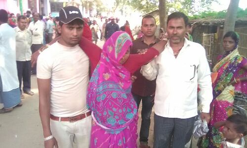 दरभंगा: कुशेश्वरस्थान पीएनबी सत्तीघाट बैंक शाखा में पैसे के लिए लाइन में खड़ी महिला हुई बेहोश