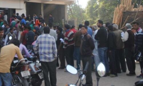 यूपी के हमीरपुर में बेंक की लाइन में लगे किसान की हार्टफेल से मौत!