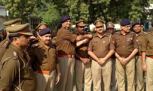 हरदोई में छह उप निरीक्षक बने निरीक्षक, एसपी ने लगाये स्टार हरदोई में छह उप निरीक्षक बने निरीक्षक, एसपी ने लगाये स्टार