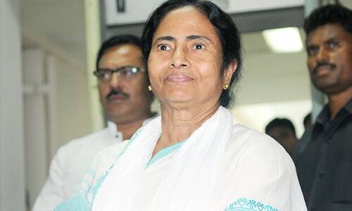 नशे में धुत TMC विधायक मेले का उद्घाटन करने पहुंचे नशे में धुत TMC विधायक मेले का उद्घाटन करने पहुंचे