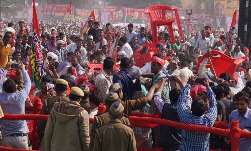 मुलायम की गाजीपुर रैली में सपा कार्यकर्ताओं के बीच मारपीट, एक दूसरे पर चली कुर्सियां