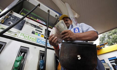 आज फिर लगातार पांचवें दिन बढ़े पेट्रोल-डीजल के दाम, जानें- अब क्या है रेट आज फिर लगातार पांचवें दिन बढ़े पेट्रोल-डीजल के दाम, जानें- अब क्या है रेट