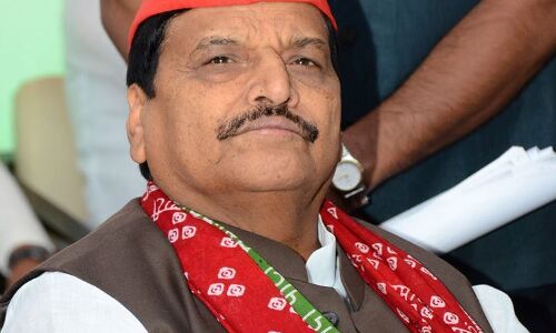 शिवपाल यादव को अपने ही गढ़ में झेलना पड़ा विरोध, दिखाए गए काले झंडे