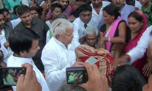 लालू जब मिले शहीद की विधवा से तो हो गये भावुक! लालू जब मिले शहीद की विधवा से तो हो गये भावुक!