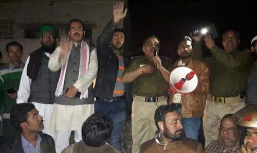 पुलिस लाइन गेट पर स्थित मस्जिद में रोडवेज बस घुसने से हड़कंप, प्रदर्शनकारियों ने किया जमकर पथराव स्थिति तनावपूर्ण