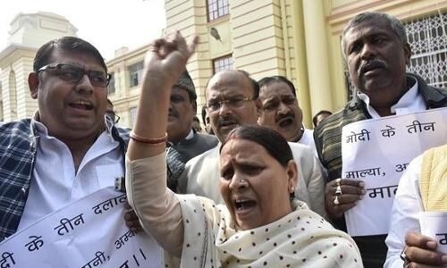 पनेड़ी भी पूछ कर चूना लगाता है, लेकिन मोदी ने तो बिना पूछे चूना लगा दिया: राबड़ी देवी