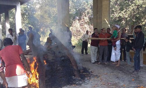 #कानपुर ट्रेन हादसा: रो पड़े सभी, जब 4 वर्षीय बेटा ने पूंछा मेरे पापा को क्यों जला रहे हो