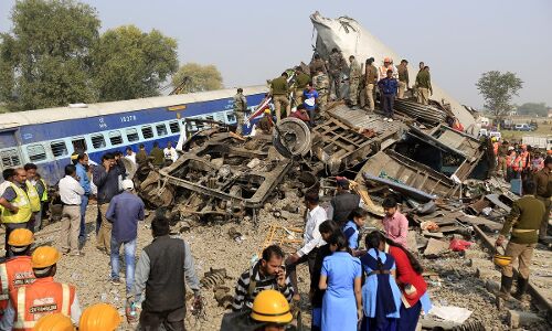 कानपुर रेल दुर्घटना में 107 की मौत 200 घायल, रेस्क्यू जारी