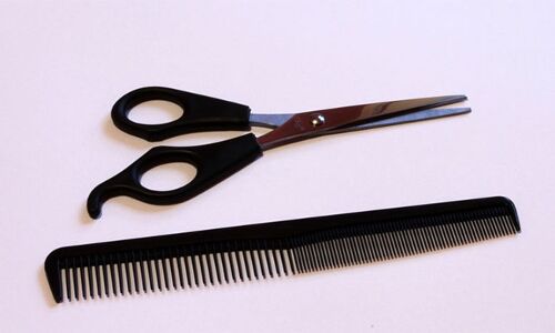 कॉलेज प्रबंधक की गुंडई,अनुशासन के नाम पर काटे 150 छात्रो के बाल