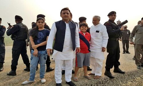 लखनऊ-आगरा एक्सप्रेस-वे पर CM अखिलेश यादव का काफिला काकोरी इलाके में लखनऊ-आगरा एक्सप्रेस-वे पर CM अखिलेश यादव का काफिला काकोरी इलाके में
