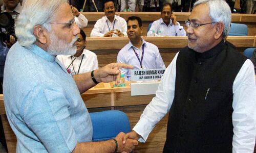 मुस्लिम महिला वोटों को लेकर PM मोदी और CM नीतीश में मची है जंग, जानिए जरुर कैसे? मुस्लिम महिला वोटों को लेकर PM मोदी और CM नीतीश में मची है जंग, जानिए जरुर कैसे?