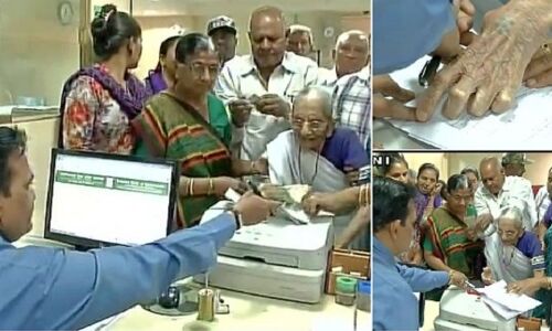 PM मोदी की बूढी मां ने लाइन में लगकर बदले नोट