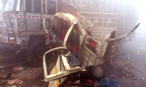 ट्रक और बस के बीच फंसा टेम्पो, 6 की मौत 17 गम्भीर घायल ट्रक और बस के बीच फंसा टेम्पो, 6 की मौत 17 गम्भीर घायल