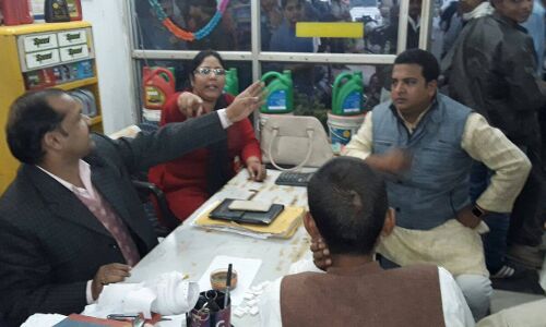 रामपुर: सिविललाइंस रोड पर पेट्रोल पंप पर 1000, 500 के नोट को लेकर, मालिक और सेल्स मेंन में विबाद