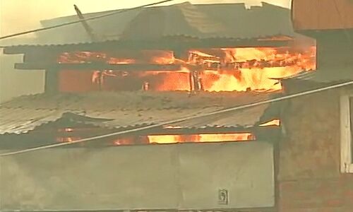 श्रीनगर के डलगेट में आधा दर्जन घरों में लगी आग