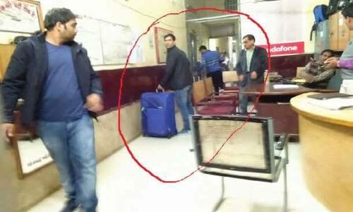 इलाहाबाद स्टेशन पर रुपयों से भरे बैग, बरामद जांच के दौरान मीडियाकर्मियों को रोकने कि कोशिश