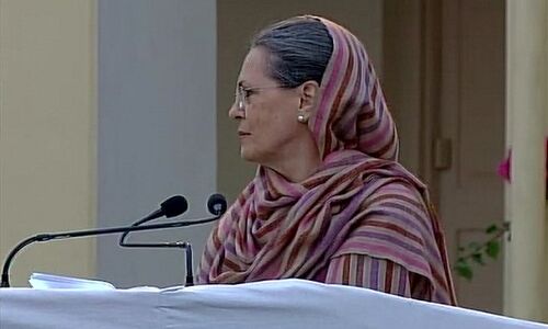 इंदिरा गांधी के जन्म शताब्दी समारोह पर बोलते वक्त अजान सुनाई देने पर रुक गईं सोनिया गांधी