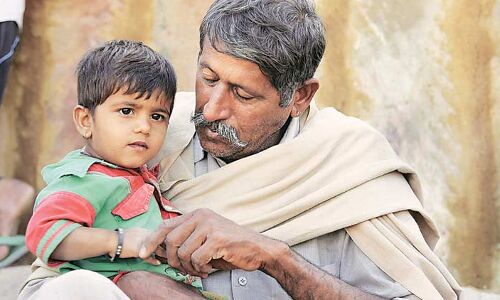 इस बच्ची को नहीं मालूम, उसके पापा देश की सीमा पर शहीद हो गए इस बच्ची को नहीं मालूम, उसके पापा देश की सीमा पर शहीद हो गए