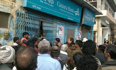 मैनेजर की मनमानी से कैश बाटने को लेकर खाता धारकों ने काटा हंगामा