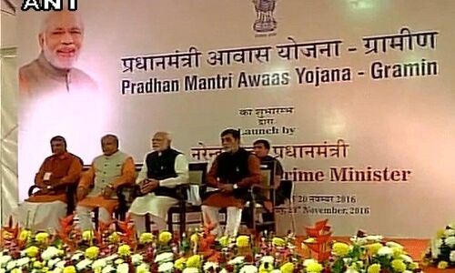 आगरा: पीएम मोदी ने ग्रामीण आवास योजना के लाभार्थियों को बांटे प्रमाण पत्र